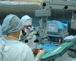 Мікрохірургічна операція дозволяє видалити пухлину не зачепивши при цьому здорові тканини
