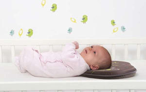 Деякі вважають що подушка забезпечує правильний розвиток шийного відділу хребта у маленьких дітей
