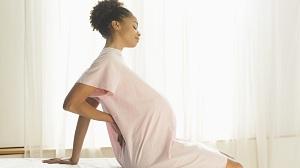 Причинами болю в спині під час вагітності є вигинання хребта