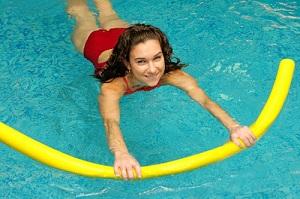Вправи в басейні не тільки допомагають зміцнити хребет, а й позитивно впливають на весь організм