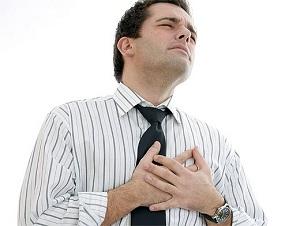 При защемленні нерва в грудях може з'являтися біль в області серця